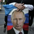 Isplivao Putinov snimak od pre 30 godina, niko ga ne bi prepoznao: Duga kosa, opuštena jakna, postavlja samo jedno pitanje
