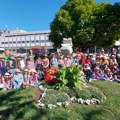 "Škola blista, kupa se u zlatu i tiho peva jesenju sonatu"