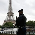Mlada policajka silovana kod Ajfelove kule: Užas u Parizu, napadač joj stavio nož pod grlo, nije mogla da se odbrani