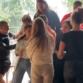 Udarena devojka nakon guranja oko biračkih kutija: Hitna i policija kod Filozofskog fakulteta u Novom Sadu