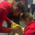 Dirljivo: Novak delio autograme, bilo je i poklona (VIDEO)