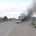 Vatra "progutala" vozilo, prolaznici bili nemoćni pred stihijom Požar nadomak Vrnjačke Banje: Morali da reaguju vatrogasci…