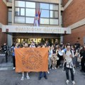 Studenti i građani ispred Filozofskog u Novom Sadu: Kordon policije blokira ulaz (FOTO, VIDEO)