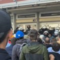 Sukob studenata sa policijom nakon noćnog upada dekana DIF-a na fakultet (Video)