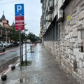 Parking servis se „ogradio“ od svojih parking mesta, iz Grada postavili traku i poručili – „u životnoj ste opasnosti“…