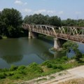 Мост на Великој Морави прети да се сруши, мештани у страху: "Уместо 10 минута сад путујемо сат и по времена"