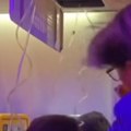 (Video) Novi snimak iz aviona iz kog je Ljubiša umalo ispao! Troje ljudi ga vuklo da ne padne kroz prozor, spasila ga supruga!