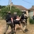 (Video) Tereti se za krivična dela zlostavljanje i mučenje, za njim tragale dve policijske uprave: Uhapšen muškarac (30)
