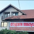 Zaštitnici režima upali u privatno dvorište i sa kuće odneli transparent „Studenti pobeđuju“
