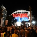 Preko "Pinka" okačena zastava Srbije: Završen protest ispred televizije, jaja i toalet papir bacani na zgradu