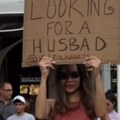Nema vremena za gubljenje! Karolina izašla na ulicu sa transparentom "tražim muža", a onda je usledio šok obrt (video)