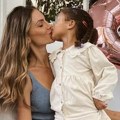 (Foto) bajka za četvrti rođendan ćerke nine Seničar: "Za princezu", voditeljka grli naslednicu i ljubi je u usta, poznati…