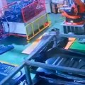 Uznemirujuće! Robot smrskao radnika! Kolega nije ni primetio užas iza leđa (video)