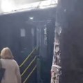 Drama u Zemunu: Zapalio se autobus, ispušta veliku količinu vode, dim kulja iz zadnjeg dela vozila, stvaraju se gužve (foto…