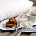 Posni kafe kolač posut mrvicama od cimeta: Poslastica idealna za one koji poste, a aroma omiljenog napitka daje bogat ukus…