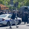 ВИДЕО Полиција убацује навијаче Звезде и Партизана у „марице“, неки лежали и на улици