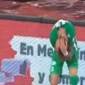 Užasne scene dolaze iz Medeljina: Fudbaler pogođen nožem u glavu! (video)