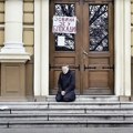 “Klečeći” direktor „Jovine“ gimnazije promenio brave