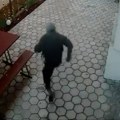 (Video): Mladić sa kapuljačom prati baku koja je upravo podigla penziju i otima novac: Sramna krađa u Medakoviću, građani…