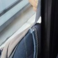 Pola čoveka u autobusu, pola van njega! Strašna scena iz beogradskog autobusa! (foto)