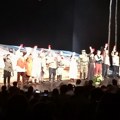 VIDEO Ansambl JDP na Sterijinom pozorju podržao studente u blokadi: Glumci podigli indekse