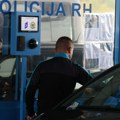 Све стало на Хрватској граници због једног Србина! Скинуо наочаре и почео да намешта фризуру пред камером ЕЕС, а колона све…