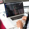 Deset puta više zaposlenih programera nego radnika u proizvodnji računara