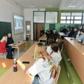 Средњошколци у Дољевцу слушали причу о упорности, маркетингу и медијима