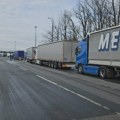 Teretnjaci na izlazu iz Srbije čekaju po četiri sata na Batrovcima i Šidu