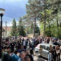 Građani se okupljaju ispred zgrade u kojoj se održava konstitutivna sednica Skupštine Aranđelovca (VIDEO)