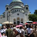 (Foto, video) Građani čekaju po šest sati ispred Hrama! Nepregledna kolona vernika, ima i starih i mladih: Čekaju da dodirnu…