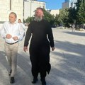 Sveštenik Predrag Popović i državni sekretar Ninoslav Jovanović među vernicima u Hramu Svetog Save