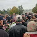 Dirljiv trenutak na sahrani žene Halida Bešlića: Sinu Dinu prišao nepoznati čovek i da mu ovo, on se rasplakao