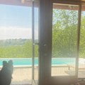 Bazen, zelenilo i veliki trem Ivana se sklonila iz grada i napravila kuću u prirodi: Oko nje samo šuma i pašnjaci (foto)