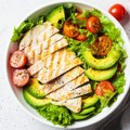 Ova mediteranska salata idealan je letnji obrok, a sadrži manje od 400 kalorija
