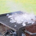Ljudi masovno trljaju kockicu leda po još toploj rešetki roštilja: Evo da li ovaj trik stvarno radi