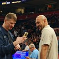 Kakav susret legendi u Beogradu! Čuveni srpski košarkaš sreo bivšeg saigrača na utakmici Srbije, pogledajte šta su radili!…