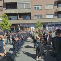 Kordon policije između studenata i Narodnog pozorišta