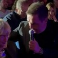 Keba rasplakao Gordanu Zdravković: Pevao Tomin hit pa sišao u publiku, zagrlio Tominu udovicu, ona lije suze (foto)