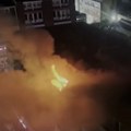 (Foto) Dve osobe odmah prevezene u bolnicu! Buknuo požar u stanu u centru Kraljeva: Jeziv prizor na licu mesta, vatra kulja na…