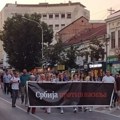 Profesor Čedomir Čupić govori na protestu u Kragujevcu, blokada saobraćaja kod zgrade Okruga