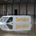 Ronioci na terenu, traga se sa žrtvama: Voda u Grčkoj odnela na desetine automobila (foto)