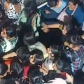 Олуја изазвала хаос у Мумбају: Погледајте нестварне снимке са железничке станице