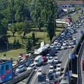 Ovo su dve kritične tačke u Beogradu ovog jutra! Na drugim saobraćajnicama nema gužvi, lako prohodna čak i Gazela