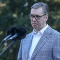 „Kako da ih zovemo? Praseća ili jagnjeća brigada? Gde god da odu, samo prasiće jedu“: Vučić vređao studente koji idu…