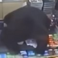 "Mislio sam da će me pojesti" Medved utrčao u prodavnicu za dečakom, objavljen zastrašujući snimak (video)