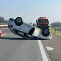Dramatične scene na auto-putu kod Batočine! Automobil prevrnut leži nasred puta