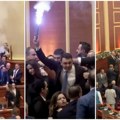 Haos u albanskoj skupštini: Opozicija palila baklje, pa se sukobila sa policijom (VIDEO)