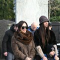 26 godina od smrti Željka Ražnatovića Arkana. Ceca i Anastasija došle na groblje, sa njima je i najstariji Veljkov sin (foto)…