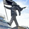Benksi šokirao London novom statuom: "Zastavom oslepljena" izazvala haos u centru grada (video)